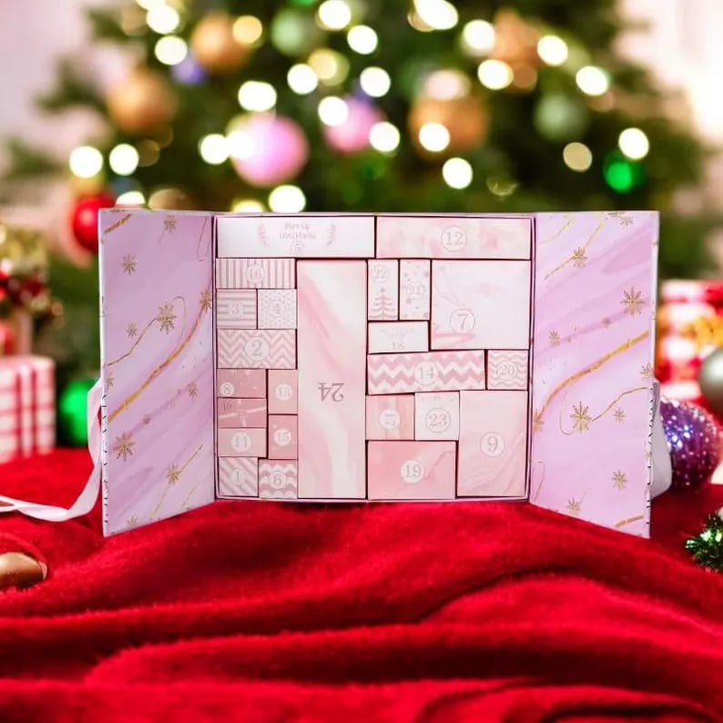 Růžový mramorový adventní kalendář 2025 24denní vánoční odpočítávací krabička