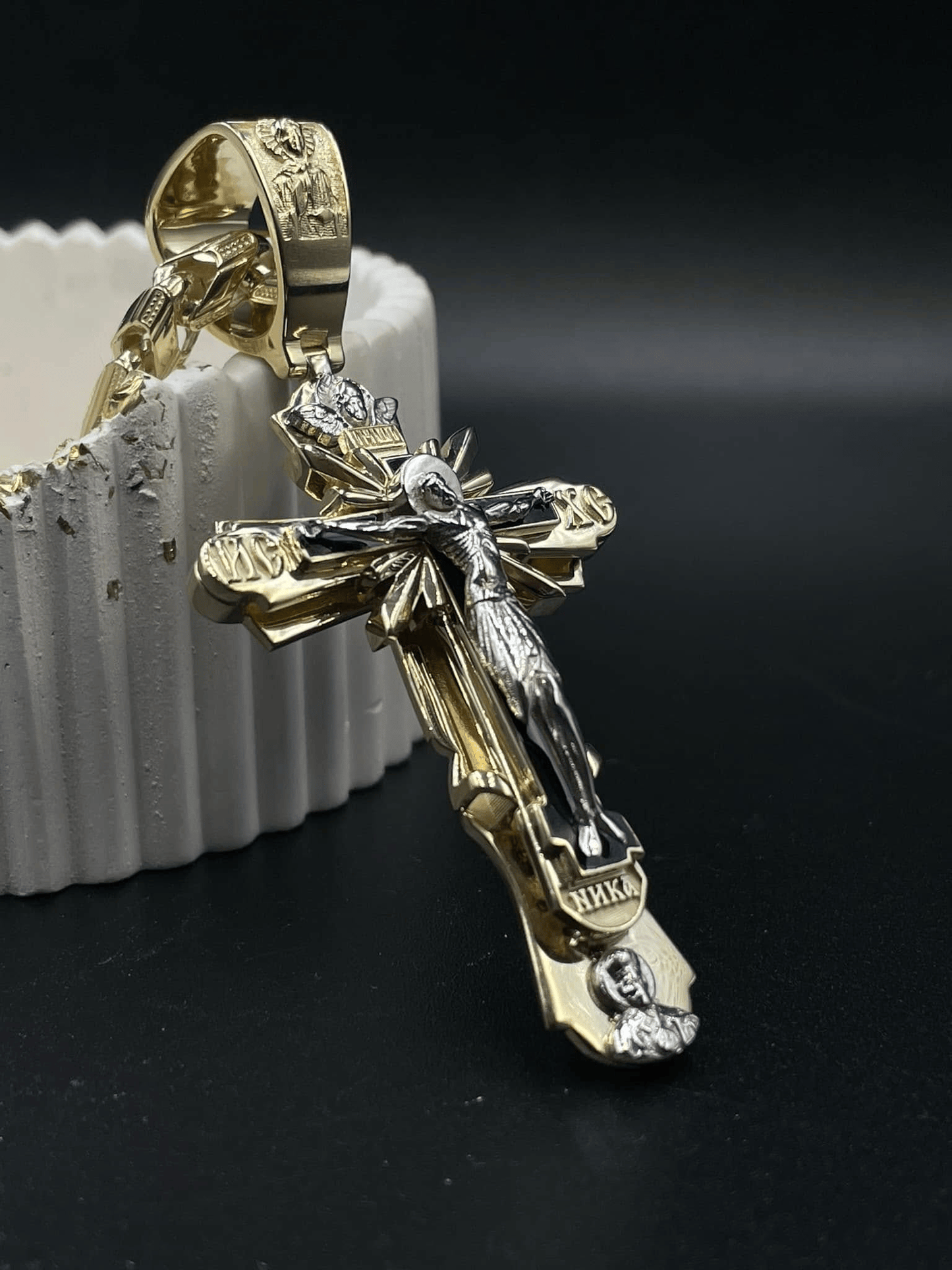 ✨ Koli s přívěskem zobrazujícím Ježíše