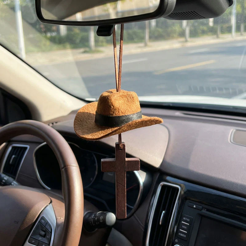 Kovbojský klobouk a přívěsek na auto s křížem