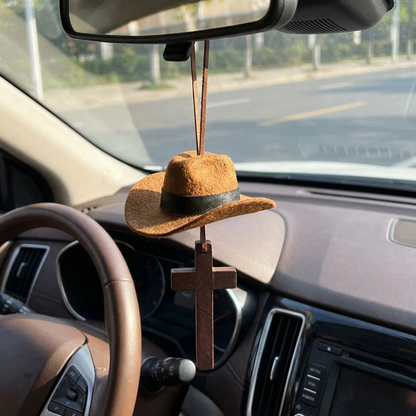 Kovbojský klobouk a přívěsek na auto s křížem