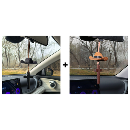 Kovbojský klobouk a přívěsek na auto s křížem